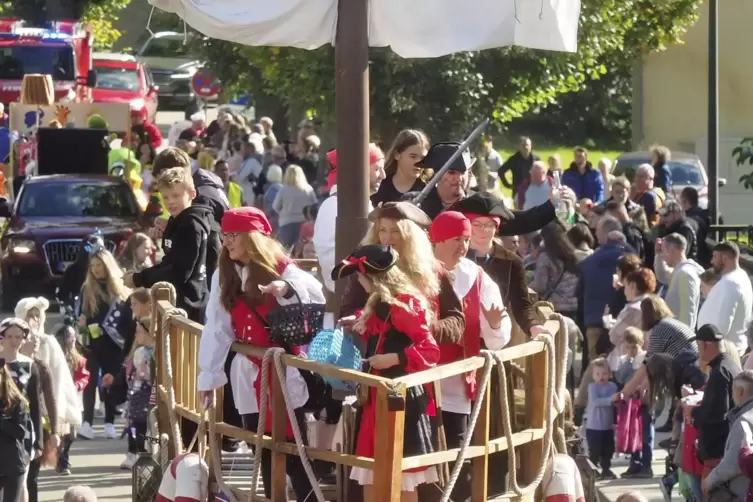 Die Firma Bäcker aus Kollweiler schipperte mit einem Piratenschiff durch die Straßen.