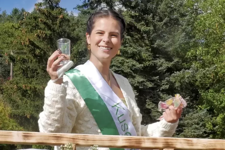 Hoch das Glas: Kuseline Mariana war beim Winzerfest-Umzug natürlich auch am Start.