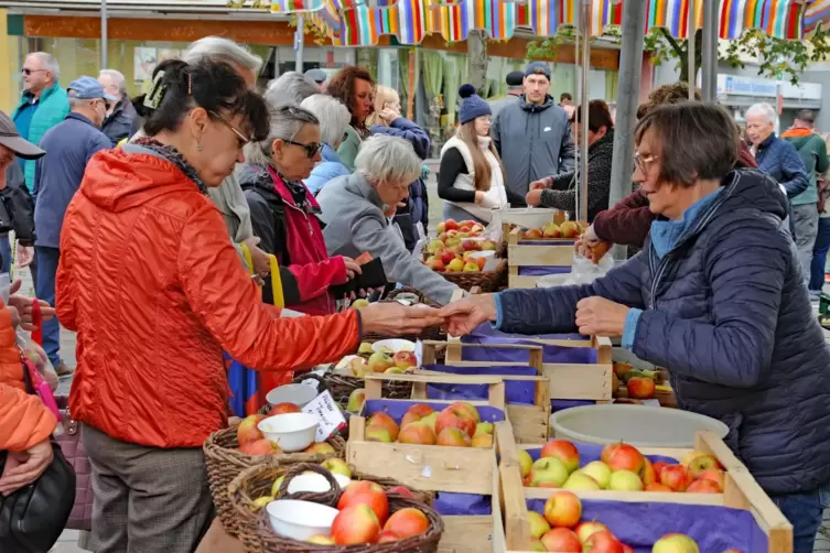 Der Bauernmarkt ist bekannt für die vielen regionalen Erzeugnisse an seinen Ständen: Auch mittlerweile eher rare Apfelsorten hat