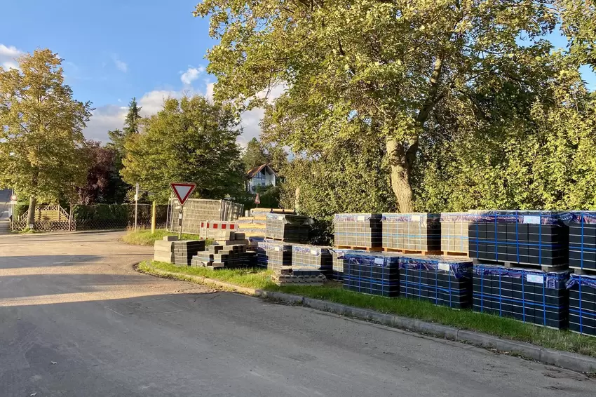 Hier werden die speziellen Steine für das Drainagepflaster des Parkplatzes gelagert.