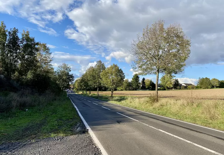 Die Ortseinfahrt nach Göllheim aus Richtung Kerzenheim. Hier soll eine beidseitige Verschwenkung gebaut werden. Außerdem soll re