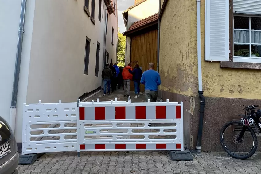 Dieser Durchgang führt von der Hauptstraße zum Parkplatz hinter dem ehemaligen Bauhof.