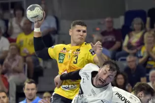 Hoch, höher, Sebastian Heymann: Der Löwen-Halblinke im Spiel gegen den THW Kiel.