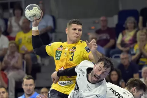 Hoch, höher, Sebastian Heymann: Der Löwen-Halblinke im Spiel gegen den THW Kiel. 