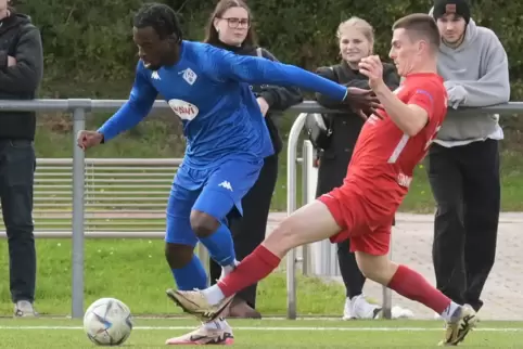 Ousmane Sannoh (links, hier gegen den starken Anton Artemov) traf zum 1:0 für die FKP-Zweite und bereitete das 2:0 vor. 