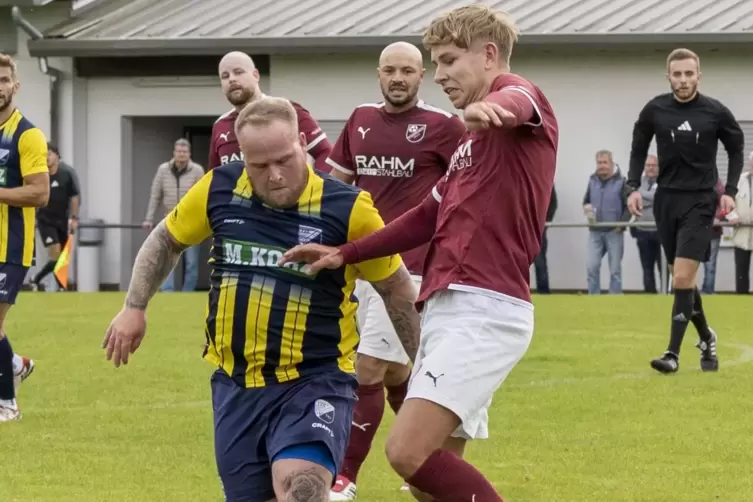 Mica Pfeiffer vom SV Gundersweiler (rechts) im Duell mit Christian Doell von der SG Rockenhausen. 