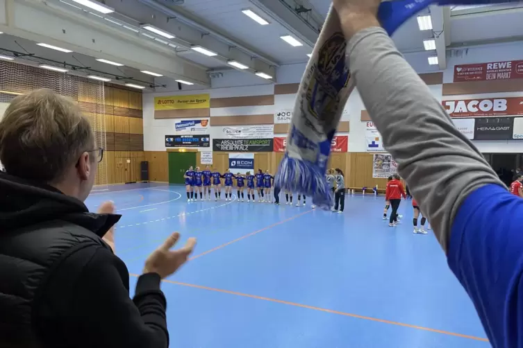 Jens Laudage (links) auf seinem neuen Glücksbrinerplatz und die anderen TSG-Fans feiern den Sieg der Haßlocherinnen gegen Wittli