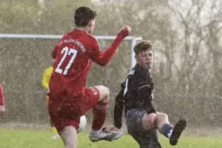 Steuerte einen Treffer zum 3:0-Sieg bei: Silas Rauch (rotes Trikot) von der SG Contwig/Stambach.