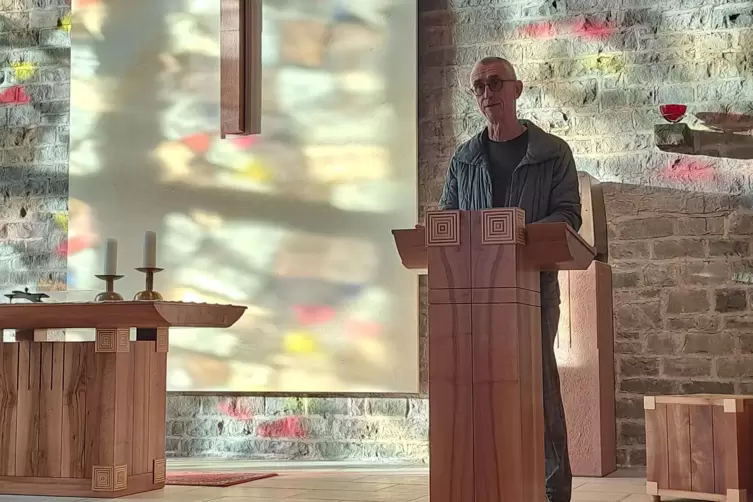 Am frühen Abend bietet der Altarraum der Kirche in Hüffler durch die Fenster bunte Lichteffekte. Der Vorsitzende des Gemeindeaus