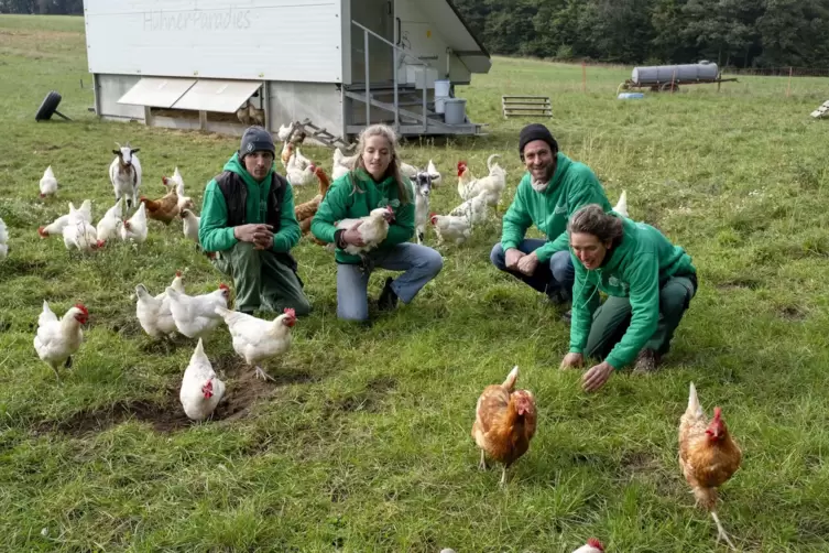 Michael Rachfahl, Lina Brumund, Jens Preiß und Amelie Schlottmann (von links) packen alle auf dem Biohof mit an. Seit die Ziegen