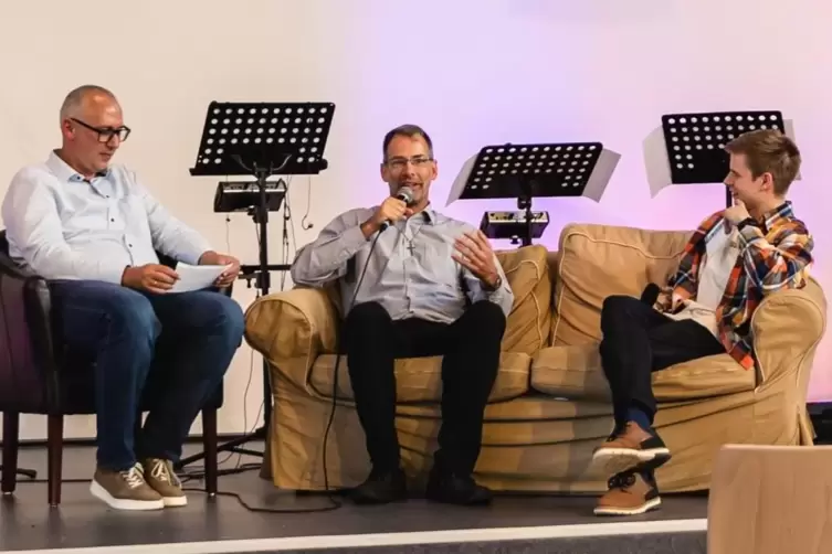 Beim Festgottesdienst interviewten Volker Blöcher und Philipp Sinn aus dem Leitungskreis der Gemeinde im Pastor Dirk Fuisting (B