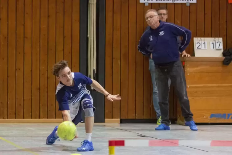 Erfolgreich mit dem TSV Ludwigshafen: Bodo Leinberger spielt den Ball. 