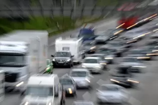 Ein Wohnwagen-Gespann im Getümmel von Pkw und Lkw. Wo ist die nächste halbwegs akzeptable Raststätte?