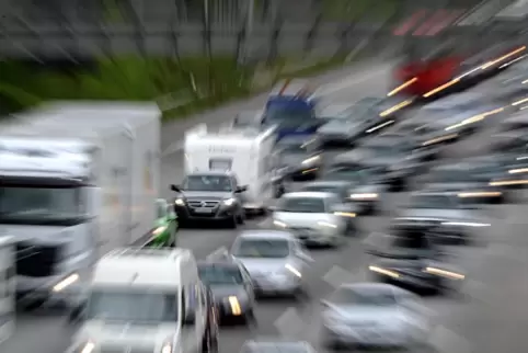 Ein Wohnwagen-Gespann im Getümmel von Pkw und Lkw. Wo ist die nächste halbwegs akzeptable Raststätte? 