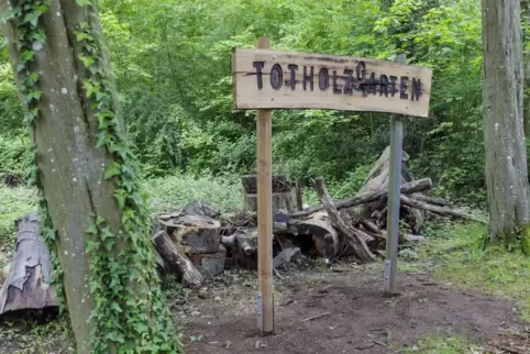 Ein Totholzgarten bietet Lebensraum auf dem Friedhof. 