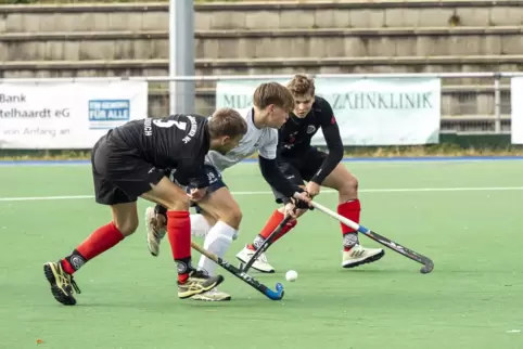 Lasse Nehrdich legt Noah Brumm (hinten) das 5:1 auf. Der Ludwigshafener Levin Zitron kann das Zuspiel nicht verhindern. 