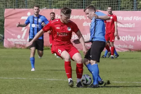 Abwehrspieler Dawid Szaszorowski (kinks) vom TuS Steinbach verletzte sich beim Spiel in Waldalgesheim schwer. 