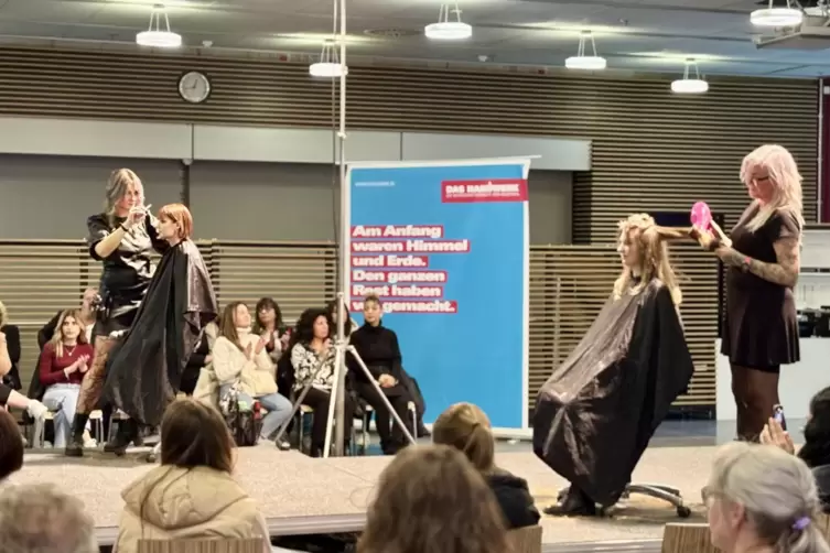 Die Farben werden gedeckter, die Haare welliger: Jo-Anna Oster (links) und Daniela Vogel stylen ihre Models vor rund 80 Zuschaue