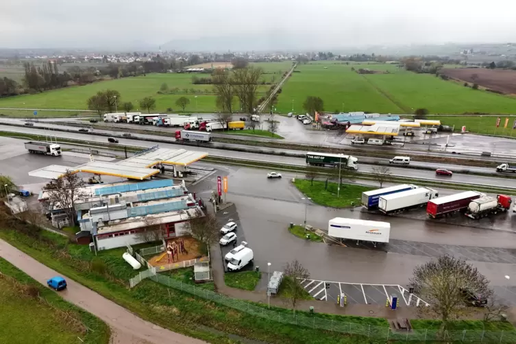 Die Raststätte Pfälzer Weinstraße an der A65. 