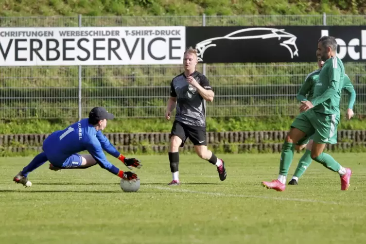 So mancher Torwart, wie hier der Kuseler Niklas Mildenberger vor einer Woche im Spiel gegen Mackenbach, musste sich in der engli