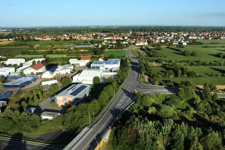 Gegenüber dem bestehenden Gewerbegebiet in Berghausen sollen weitere Gewerbeflächen entstehen.