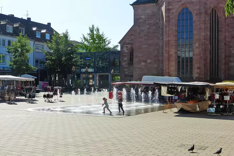 Der Alexanderplatz hat ein schönes Wasserspiel, könnte aber noch ein bisschen einladender werden. 