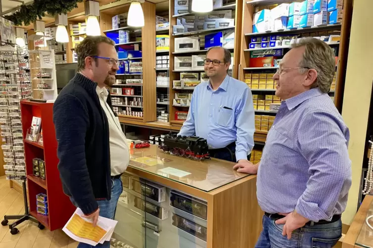 Die neuen Besitzer Markus Andrae und Sven Heine (links) mit Bernhard Werst (rechts) in ihrem Laden. 