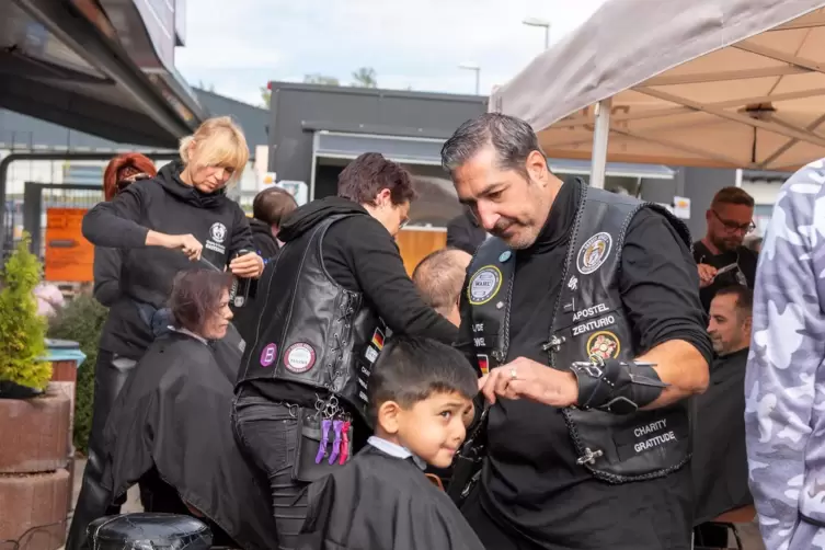 Die Barber Angels in Aktion: Sie haben in Schweigen Rechtenbach kostenlos frisiert. 