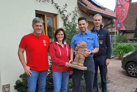 Familie Moch bekommt von der Polizei ihr Fußballmaskottchen zurück. In den Vorgarten kommt es leider nicht mehr. 