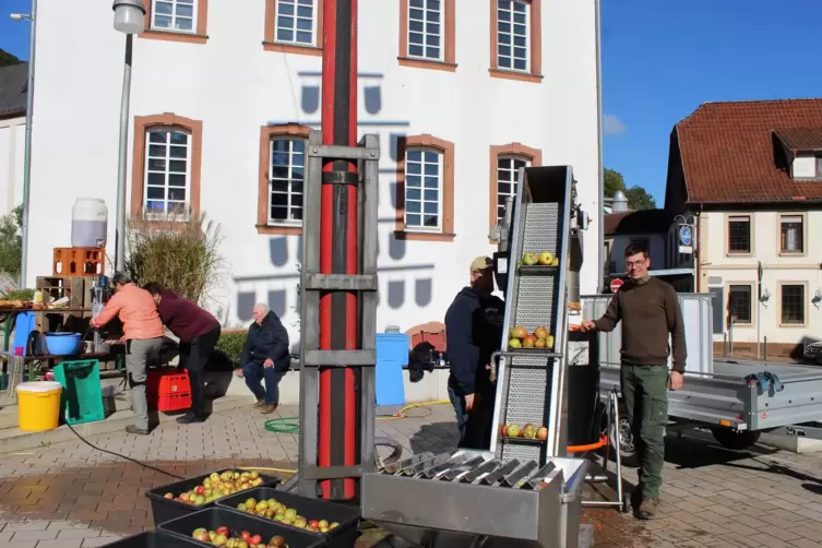 Viele Äpfel wurden am Samstag von den Wolfsteiner Weinfreunden gekeltert. An der vereinseigenen Anlage stehen Maximilian Schmelz