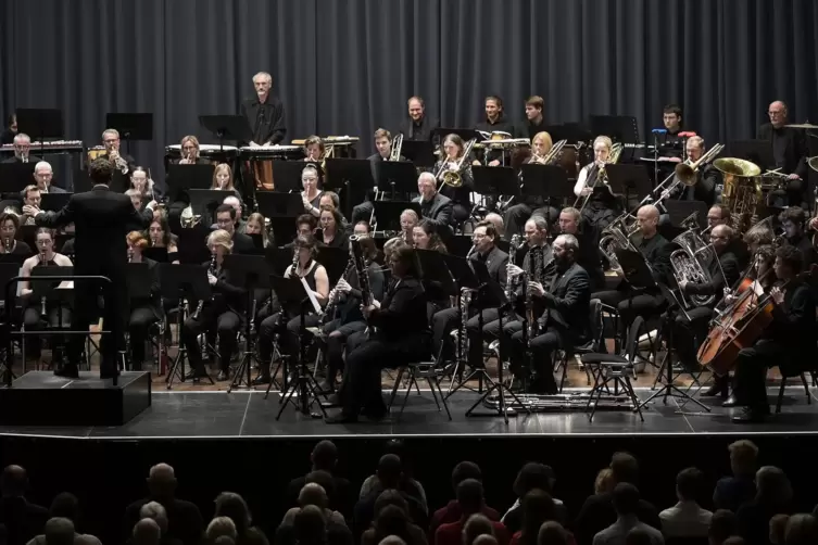 Bombastisch-entschlossene und lautstarke Passagen wechselten sich beim Konzert des Sinfonischen Blasorchesters Ludwigshafen mit 