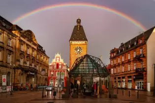 Regenbogen über Altpörtel und Brezelhaus: denkmalgeschützter Innenstadtbereich.