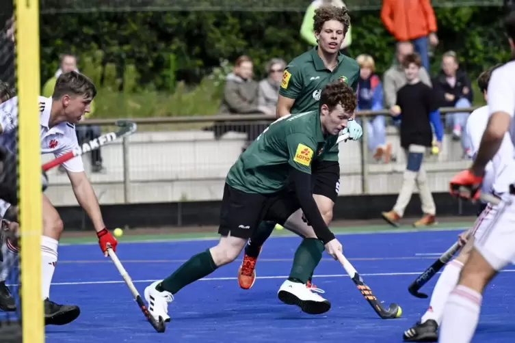 Jakob Schönfeld (TG, am Ball) mischt den Nürnberger Schusskreis auf. 