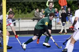 Jakob Schönfeld (TG, am Ball) mischt den Nürnberger Schusskreis auf.