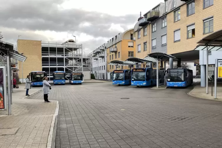 Hohe Bordsteine: Der Busbahnhof ist kaum barrierefrei.