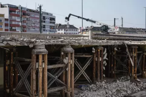 Einsturzgefahr: Die Hochstraße Süd in Ludwigshafen wurde 2019 sehr plötzlich gesperrt. Der Wiederaufbau dauert an. 