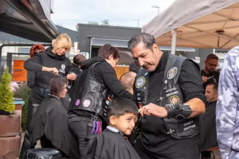 Die Barber Angels in Aktion: Sie haben in Schweigen-Rechtenbach kostenlos frisiert. 