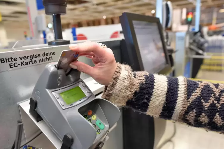 Waren scannen und mit Karte zahlen: Prinzip bei den immer häufiger werdenden Selbstbedienungskassen.