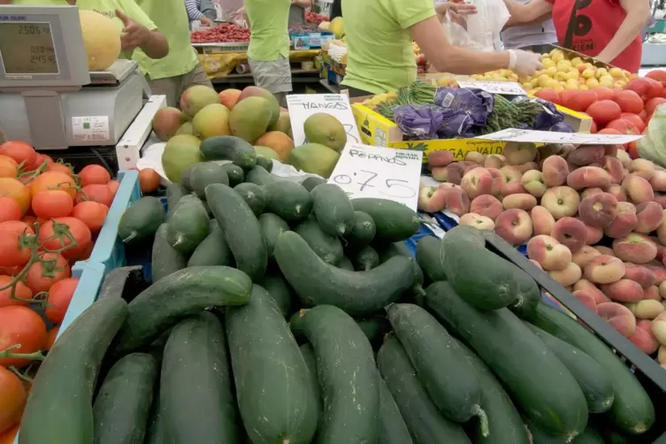 Einkauf auf dem Wochenmarkt: Grundlage für gesunde Gerichte. 