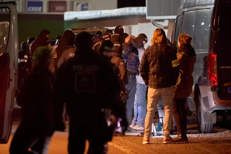 130 Besucher einer Veranstaltung in der ehemaligen Fassfabrik in Hachenburg hat die Polizei am Wochenende kontrolliert.