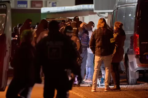 130 Besucher einer Veranstaltung in der ehemaligen Fassfabrik in Hachenburg hat die Polizei am Wochenende kontrolliert.