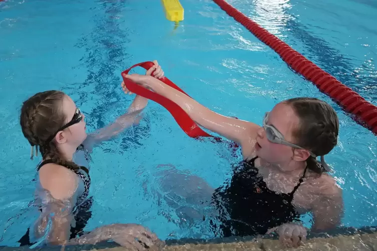 Gurtretterstaffel der neun- und zehnjährigen Mädchen: Mia Getmann (rechts) übergibt an Schwester Emma.