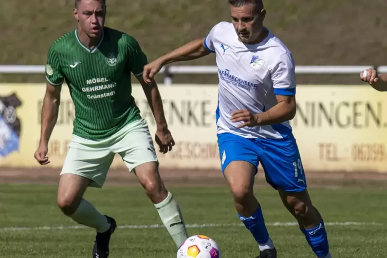 Mehmet Bozkurt (rechts, Spiel in Grünstadt) spielte die Knittelsheimer Abwehr schwindelig. 