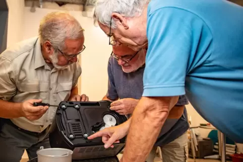 Ein Foto vom ersten Reparaturcafé vor zwei Jahren: Theodor Ringeisen, Bernd Lohrum und Josef Wenzel (von links) untersuchen eine