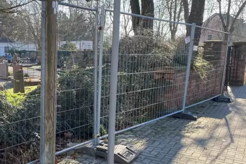 Der Wiederaufbau der historischen Sandsteinmauer am Maudacher Friedhof zieht sich hin.