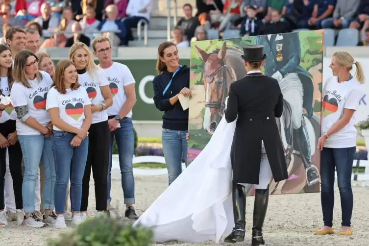 Lisa Müller gehört schon länger zum inneren Zirkel um Rekordreiterin Isabell Werth (vorn). Hier hält sie 2022 in Aachen ein Gemä