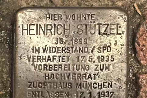 Ein Stolperstein in der Marktstraße 81 erinnert an Heinrich Stützel, der dort lebte. 