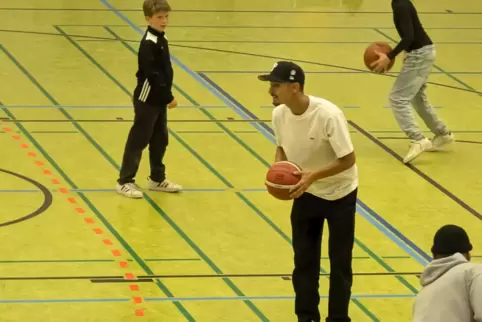 FCK-Fußballprofi Kenny Prince Redondo versuchte sich am Rande des Damen-Spiels auch mit dem Basketball. 