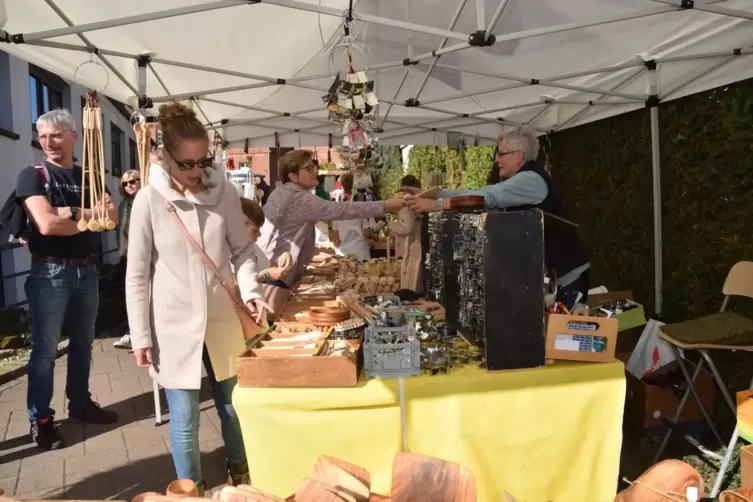 Zahlreiche Stände bieten auf dem Michaelismarkt eine Vielfalt an handwerklich gefertigten Waren. 