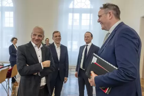  Ministerpräsident Alexander Schweitzer (rechts) trifft (von links) den BASF-Chef Markus Kamieth, BASF-Vorstandsmitglied Stephan